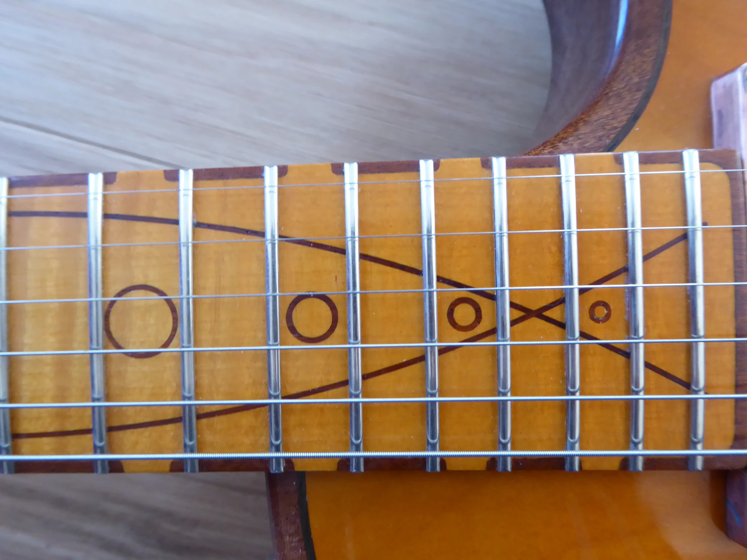 Heier #10 LP Thinline – Detailansicht 1 – Custom E-Gitarre von Heier Guitars bei Dresden und Meißen